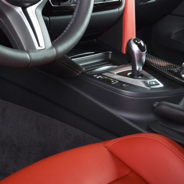 modern-luxury-car-interior-dashboard-U62GLLB Modern luxury car interior dashboard lyxbil premium Landskrona trafiken620
